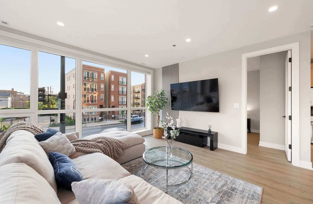 New Build in Pilsen! Spacious 2 Bed 2 Bath Unit