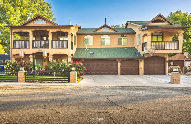New Build Luxurious Modern Apartment With a Private Garage And a Covered Porch