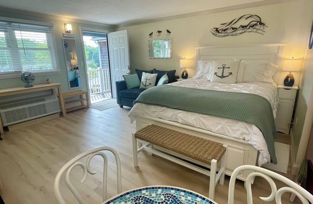 NEW! Classy Ogunquit Studio! Kitchen, Walkable to everything! In/Outdoor Pools.