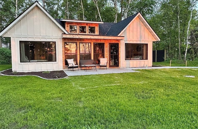 New Cozy 2BR 2Bath Waterfront Cabin! Firepit, Porch, Games, Stunning Sunset