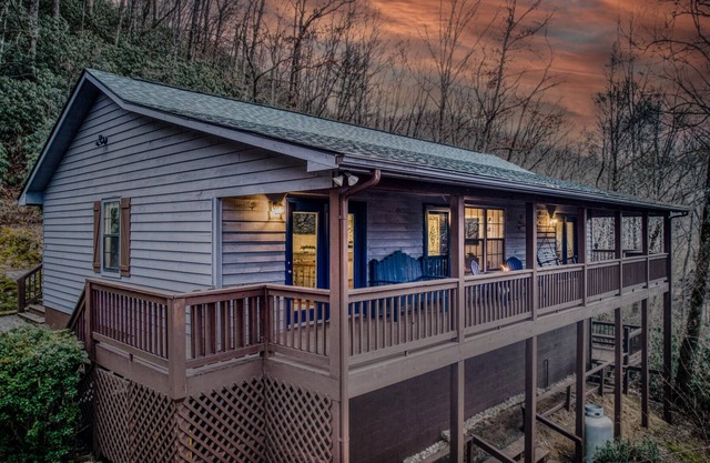 New: Cozy Mtn Cabin w/Hot Tub/Firepit/Game Room