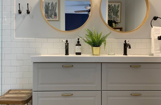 New cozy studio, 2 queen beds, kitchen, walk to water!