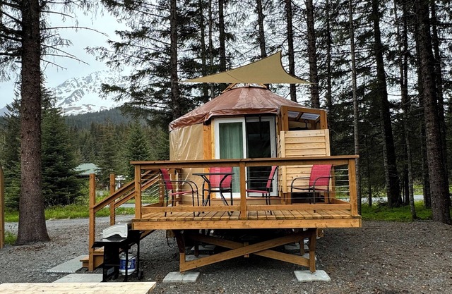 New creekside yurt with mountain views next to a Salmon run creek!
