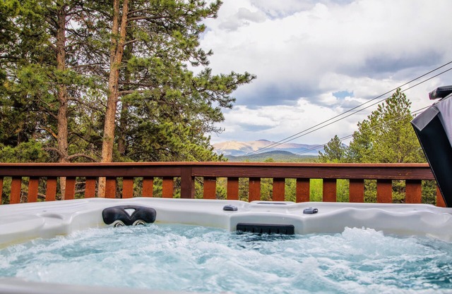 NEW! Deluxe Cabin! Hot Tub/King Suite/Mt. View/Fire Pit/3 Acres!