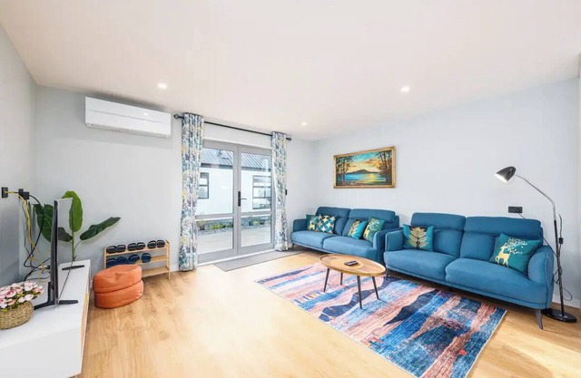 New, family friendly warm 2bebroom2 bathroom unit/king bed