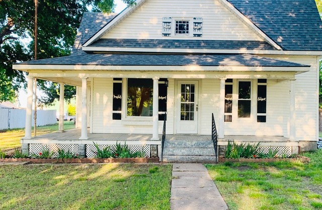 *NEW*Farmhouse Getaway- Located between Pratt & Kingman easy access to HWY 54