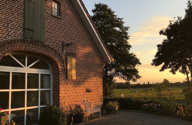 NEW / Landhaus Grandma Muh with 2 exclusive apartments a. very large property / near Dangast