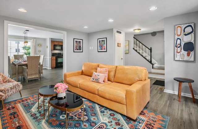 NEW! Large 3-story townhome Private, Self checkin, Pet Friendly!