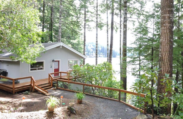 New Listing! Adorable lakefront cabin on Mercer lake, private dock, kayaks, gas grill