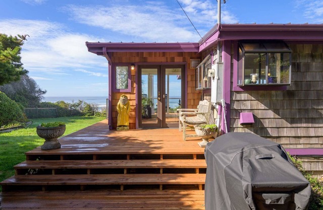 New Listing! Adorable oceanfront cabin perched on a sea cliff with amazing views, near Yachats