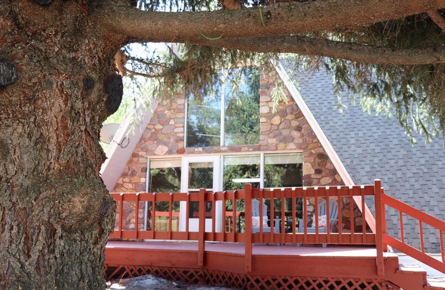 New Listing! Cozy Mountain Getaway. Beautifully Remodeled Cabin Sleeps 8.