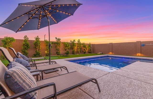 New Listing! Heated Sparkling Pool, Fast Wifi, King Bed, Putting Green!