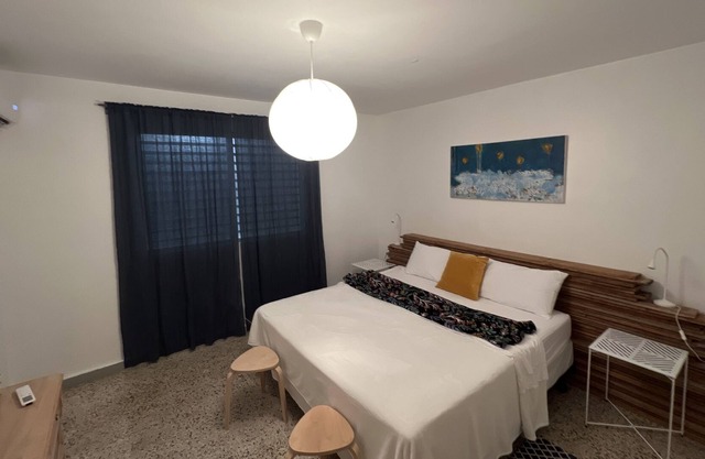 New listing Lovely apartment, & minutes away from the airport.