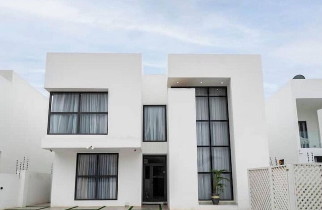 New, Luxurious 3-bedroom House 7-mins from Airport