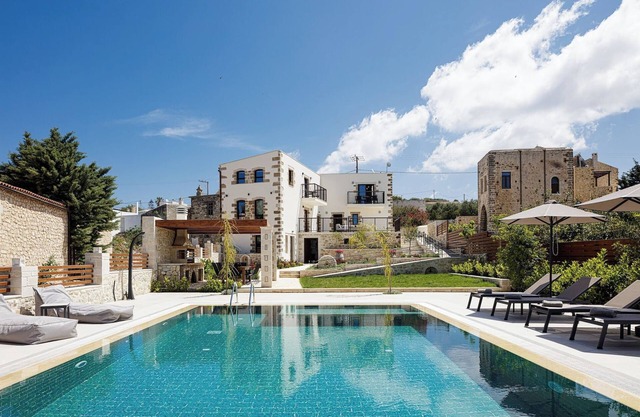 New luxurious villa with stunning pool,views &bbq!