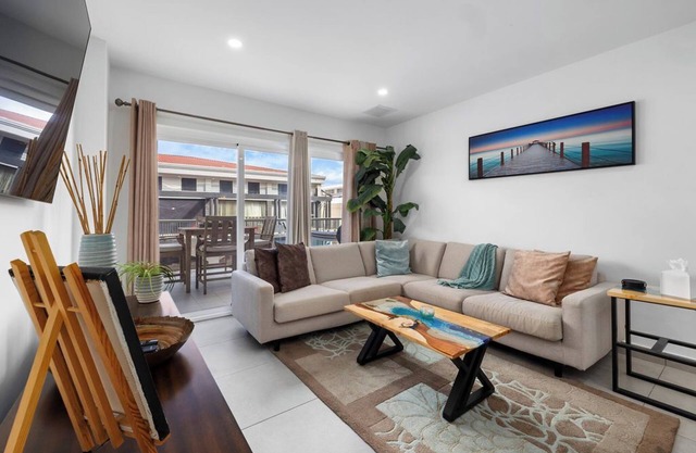 New Luxury 2BR W/Balcony Pool Gym Part Water View