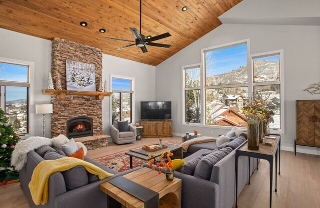 New Luxury 5bedroom, Gondola Views, Close to Mt