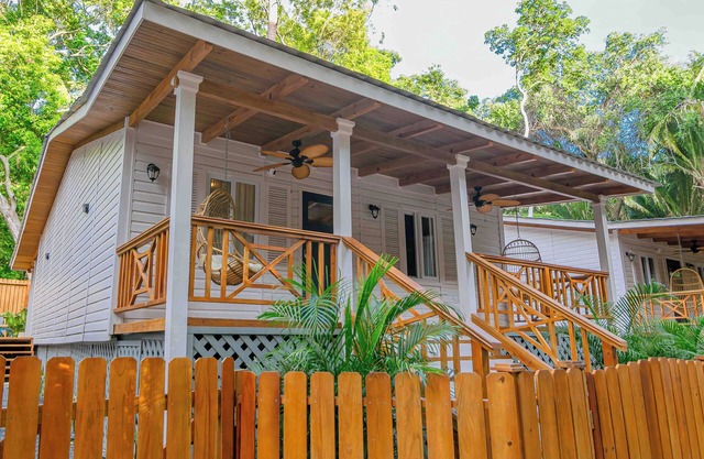 New Luxury Villa 8 min beach walk Pool+Grill Near West Bay