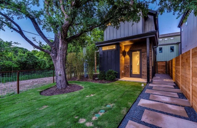 *New Modern 2BR Home in Austin's East Side - Sleeps 5*