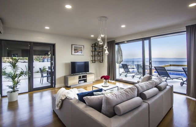 New Mountainside Villa w heated Pool + Stunning Sea View