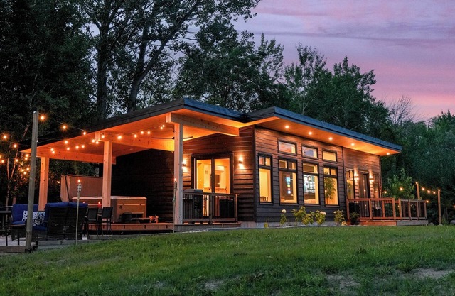 *NEW* Naturskön Cottage | Mountain Views | Hot Tub | Volleyball | 5 Acres