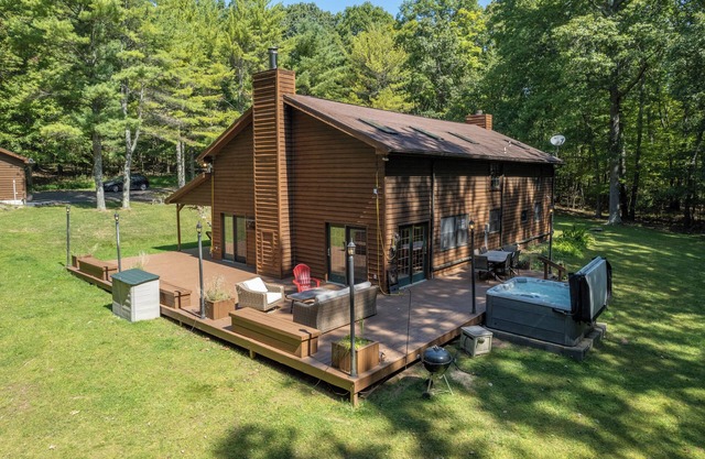 New! Old Moose Barn: Lake Access, Dogs OK, Hot Tub!