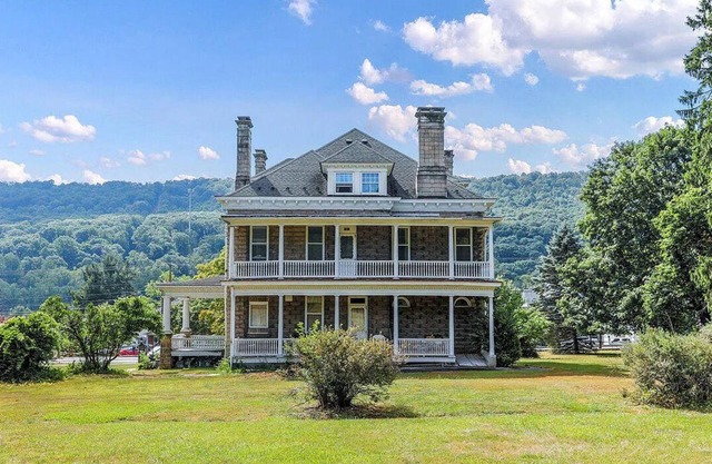 NEW ON VRBO Mountain view Grand 6BR 3BA Large Home in LaVale, 15min to Rocky Gap