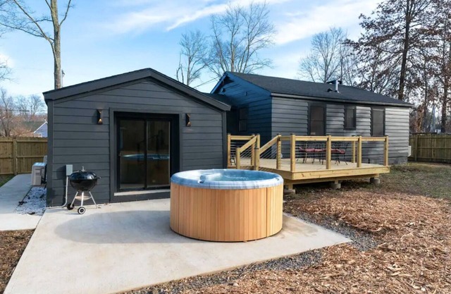 New Paltz Zen Wellness Cabin w/Hot Tub