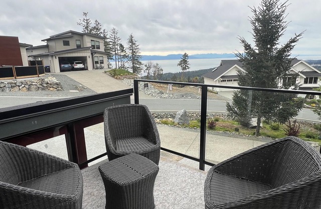 New pet friendly house with amazing mountain and water views