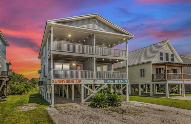 NEW Prime Spot! Walk to Beach, Shops & Dining