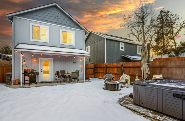 NEW! Private hot tub/Close to town/Cozy and pet friendly