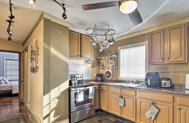 New!Quaint & Convenient Hideaway: Great Location