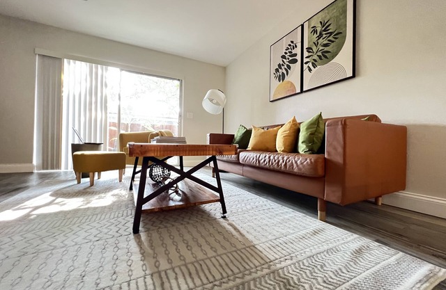 NEW! Spacious designer 2-Bed/2.5-Bath townhome near Downtown Orlando