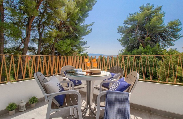 ☼New & sunny apartment with balcony, parking space, bicycles & 3 min to beach☼