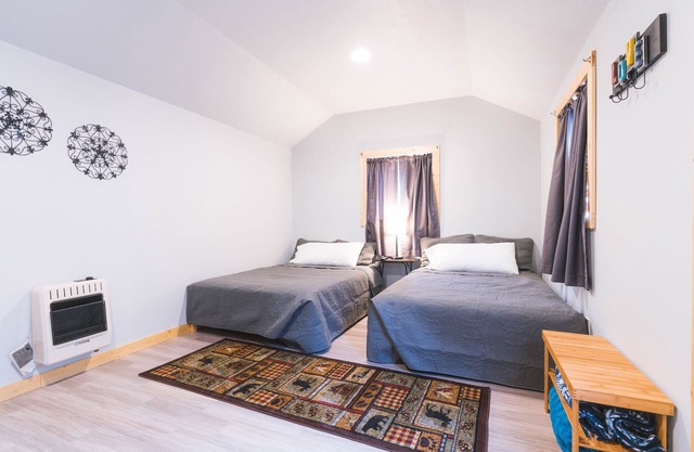 New! Sweet little cabin, Hiking, Fishing, BBQs, fire pits and picnic tables