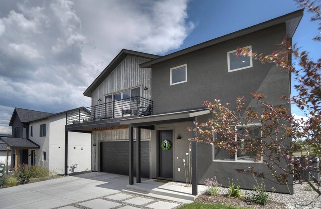 New! The Grand View | Exec 30+ Near Town, Hospital - Deck, Views, Garage