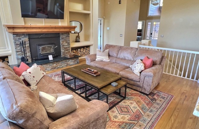 NEW! The Grove: Near Wedding Barns/Hot Tub/ Views
