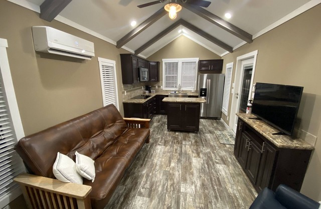 New Tiny Home 3 Miles to Aggieland Campus!