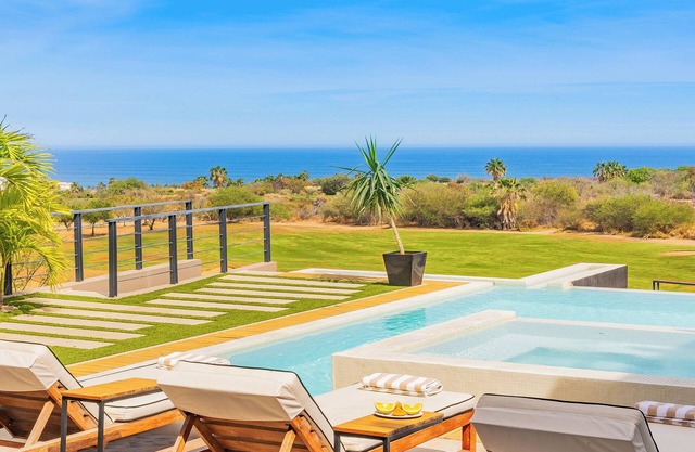 New to VRBO! Casa Sonrisa: Modern home on Club Campestre Golf. Promos available.