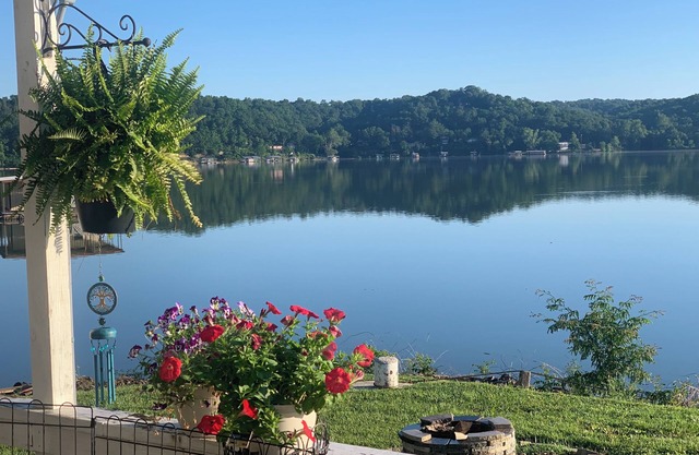 New to VRBO. Lakefront, fishing and swim dock. Cabin fully equipped very comfy