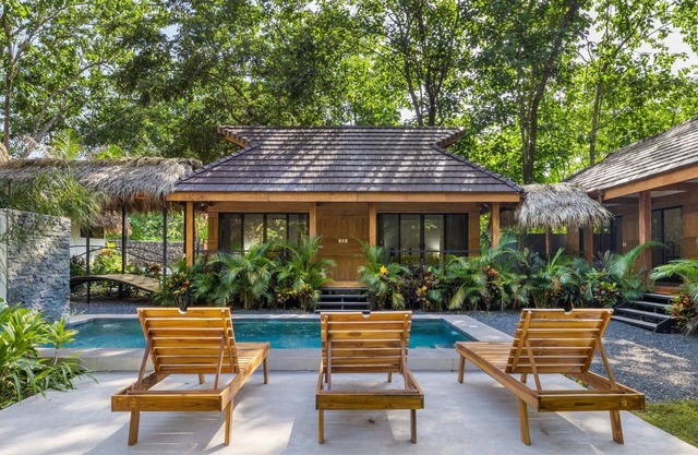 New Tropical Beachside Villa: Family or Group Retreats Welcome + Private Pool