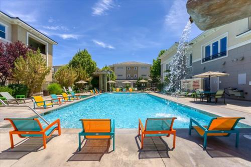 New Upscale 1BR Stay with Mini Golf Sauna & Heated Pool