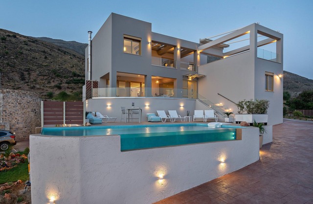 New Villa w/Private Pool in Plakias, Jacuzzi, Children Area, Walk to Restaurant