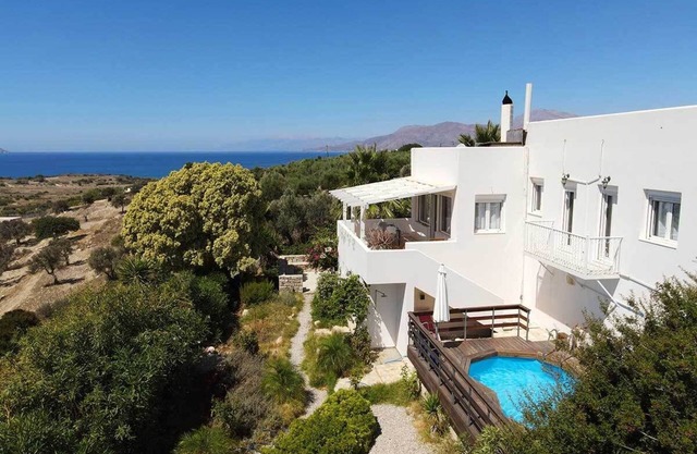 New villa with sea view in elevated secluded location with pool & solar