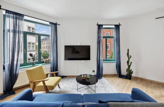 NEW/VINTAGE CHIC APARTMENT