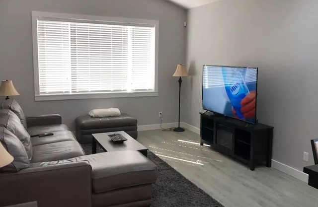 Newer house 5 bedrooms quiet neighborhood