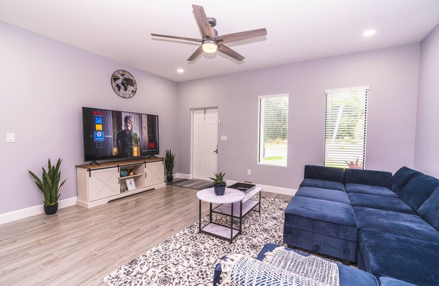 Newly Built in 2023! 2 hole Putt-Putt, Fire-Pit, Huge Fenced Backyard, Lake View