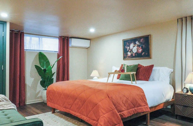 Newly Mid Century Modern Design King Bd Apt in Philadelphia, Private Parking