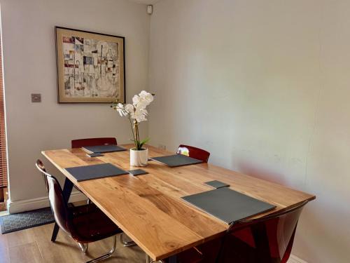 Newly refurbished! Eastside Escape - Conveniently located with fantastic local transport links