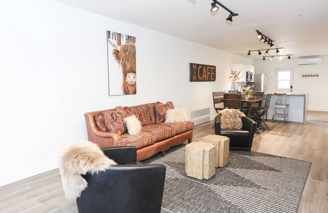 Newly-remodeled cozy condo, downtown Manhattan, MT!